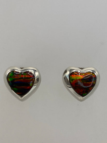Aretes sobre regla métrica mostrando largo de 1.4 cm, vista frontal