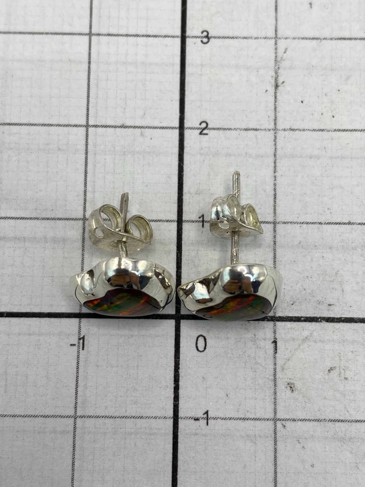 Reverso de los aretes mostrando el Quinto 925 grabado en la plata