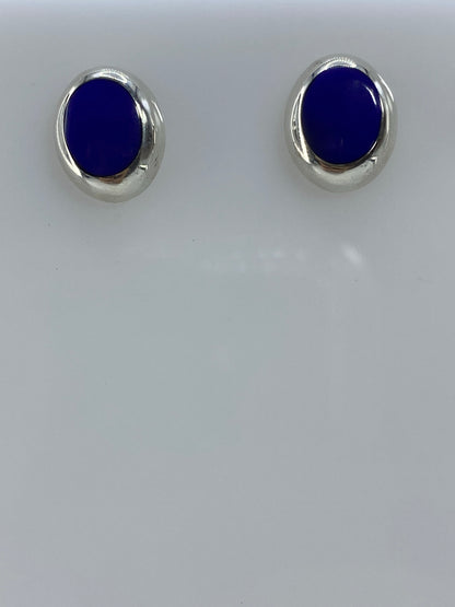 Detalle frontal del arete mostrando la piedra azul y el engaste de plata