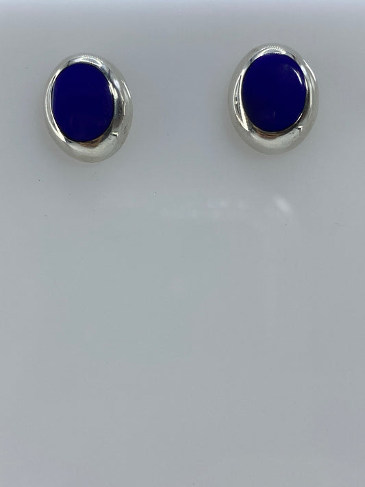 Detalle frontal del arete mostrando la piedra azul y el engaste de plata