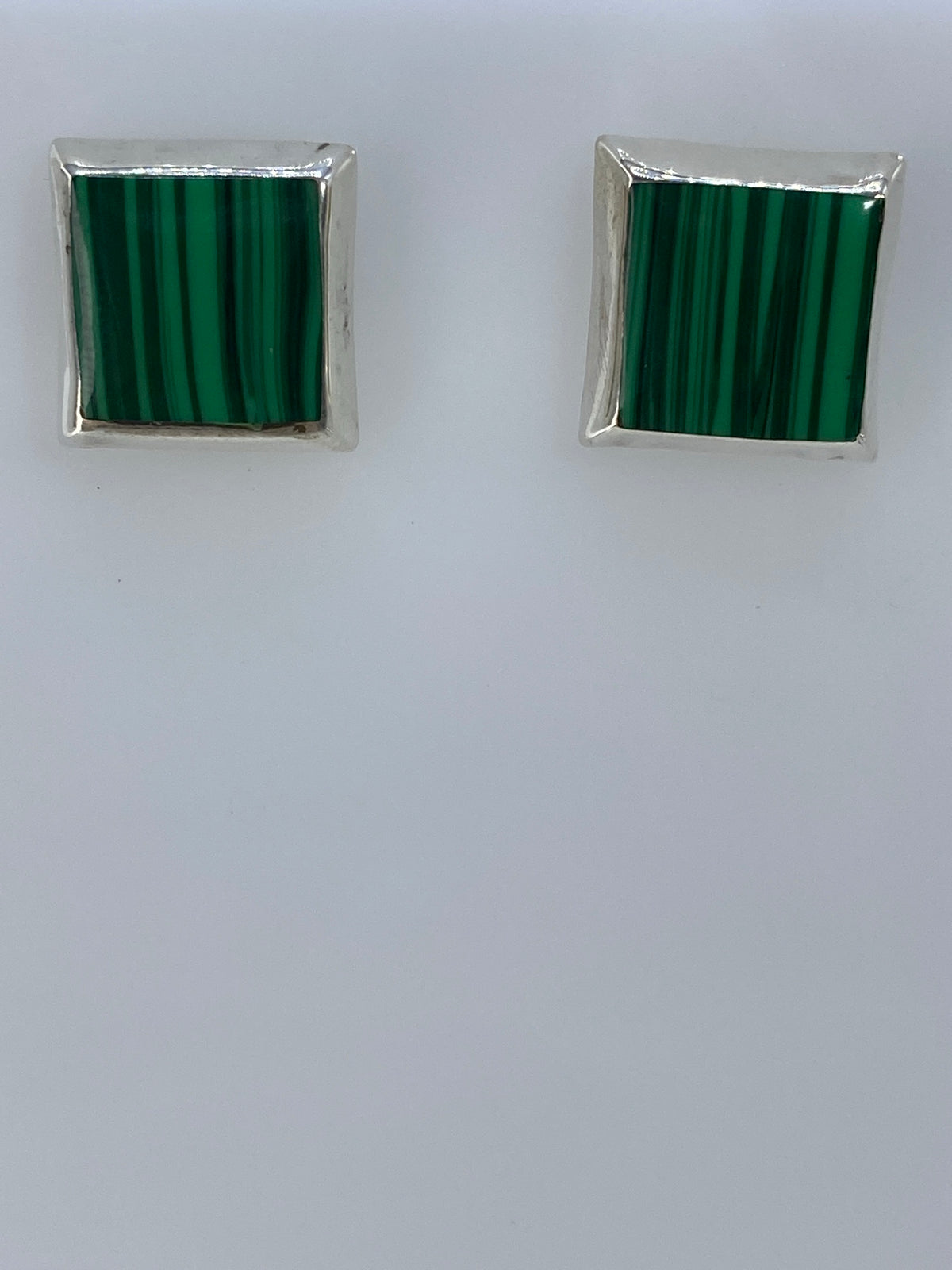 Par de aretes cuadrados de plata 925 con incrustación de piedra multicolor, diseño minimalista de Taxco