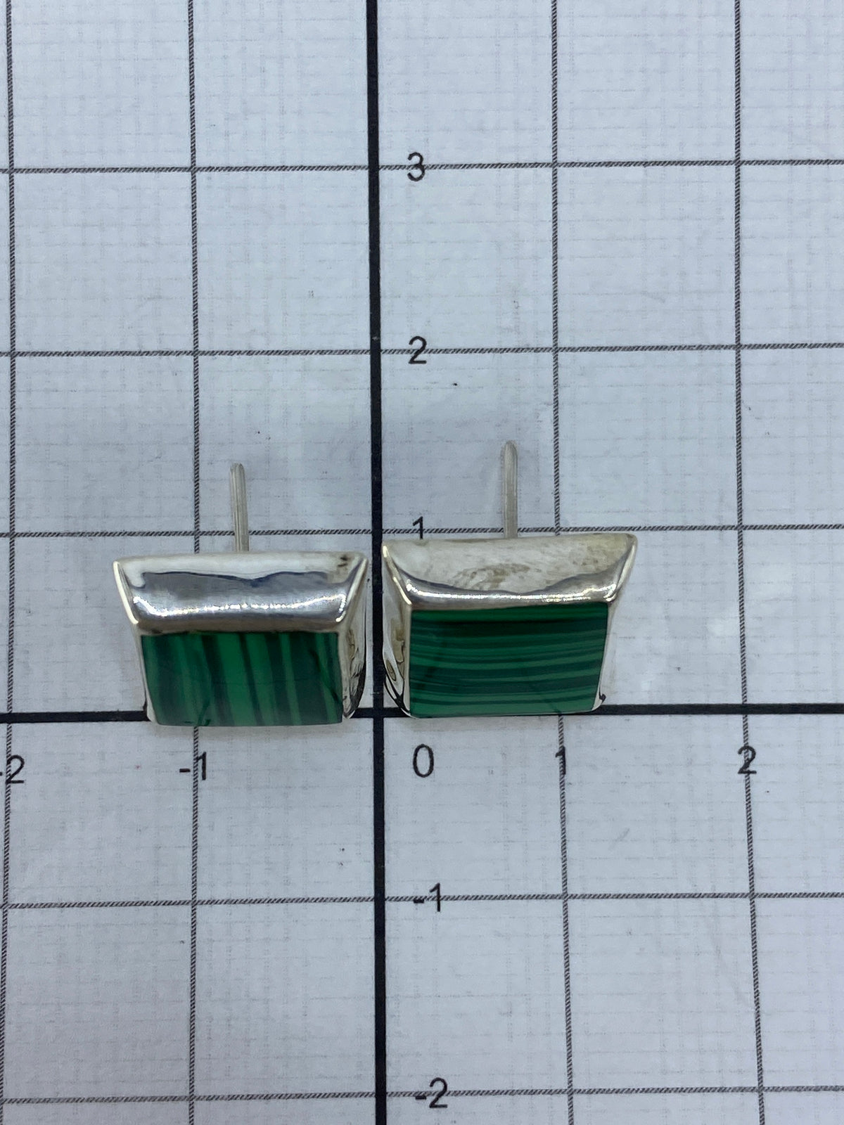 Reverso de aretes mostrando el Quinto 925 y el post con tuerca