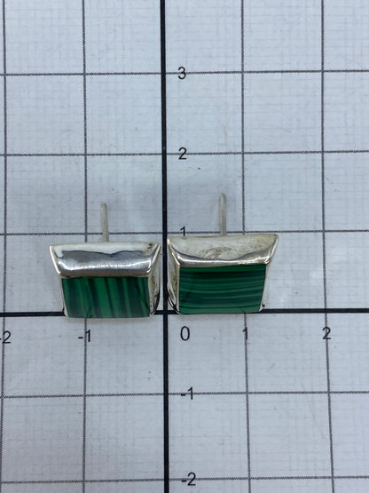 Reverso de aretes mostrando el Quinto 925 y el post con tuerca