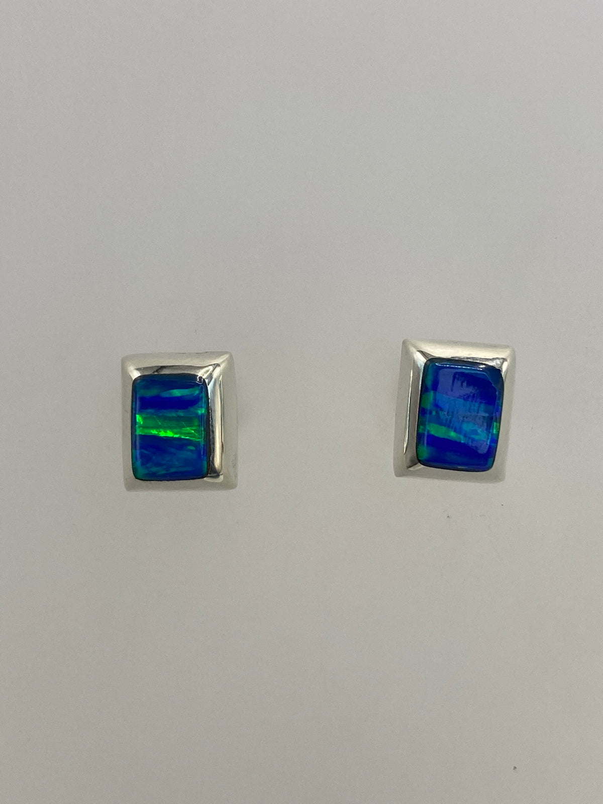 Aretes de plata 925 con ópalo de fuego azul marino, 1.4 cm, vista frontal del par