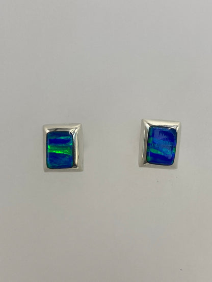 Aretes de plata 925 con ópalo de fuego azul marino, 1.4 cm, vista frontal del par