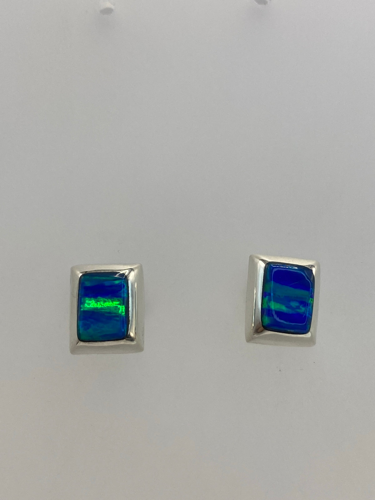 Detalle de la incrustación de piedra en ópalo de fuego azul, mostrando el trabajo a mano
