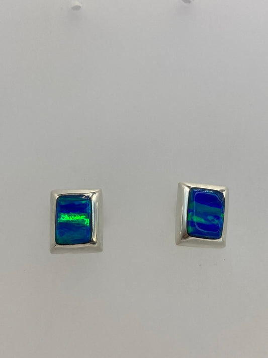 Detalle de la incrustación de piedra en ópalo de fuego azul, mostrando el trabajo a mano