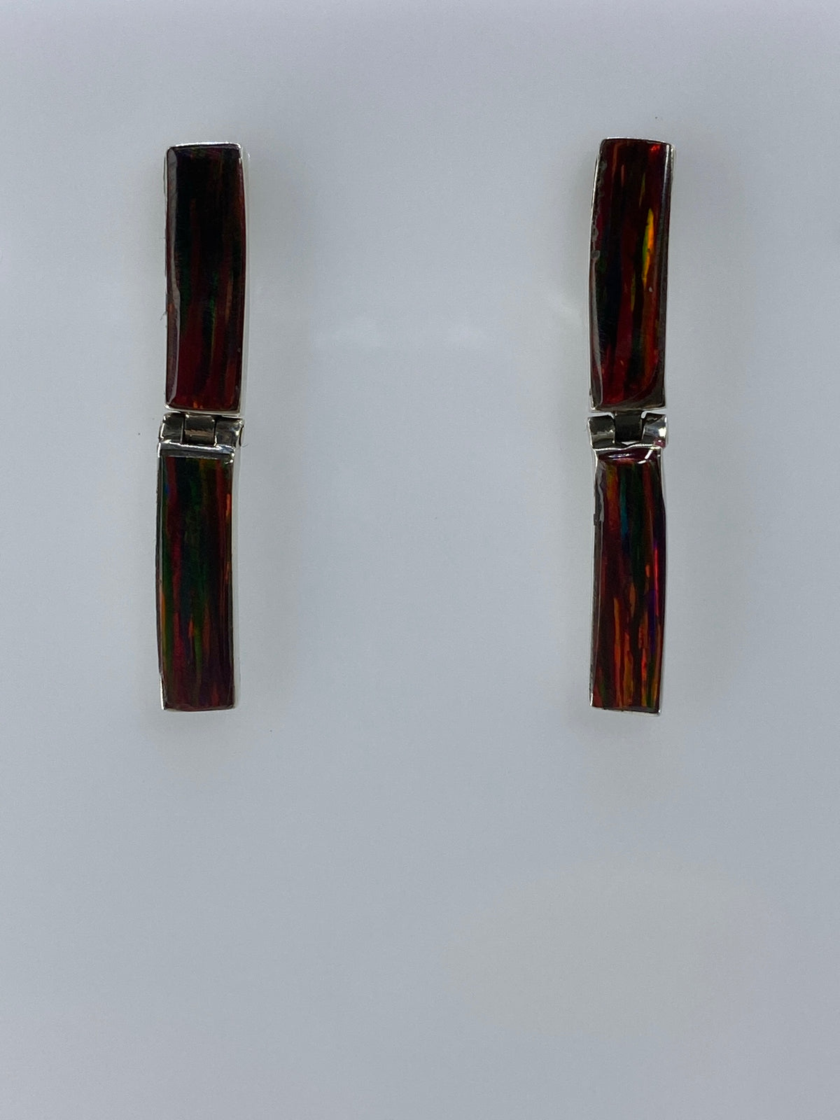 Par de aretes de plata 925 con ópalo de fuego multicolor en vista frontal