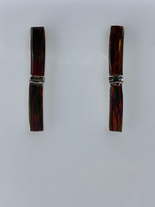 Par de aretes de plata 925 con ópalo de fuego multicolor en vista frontal