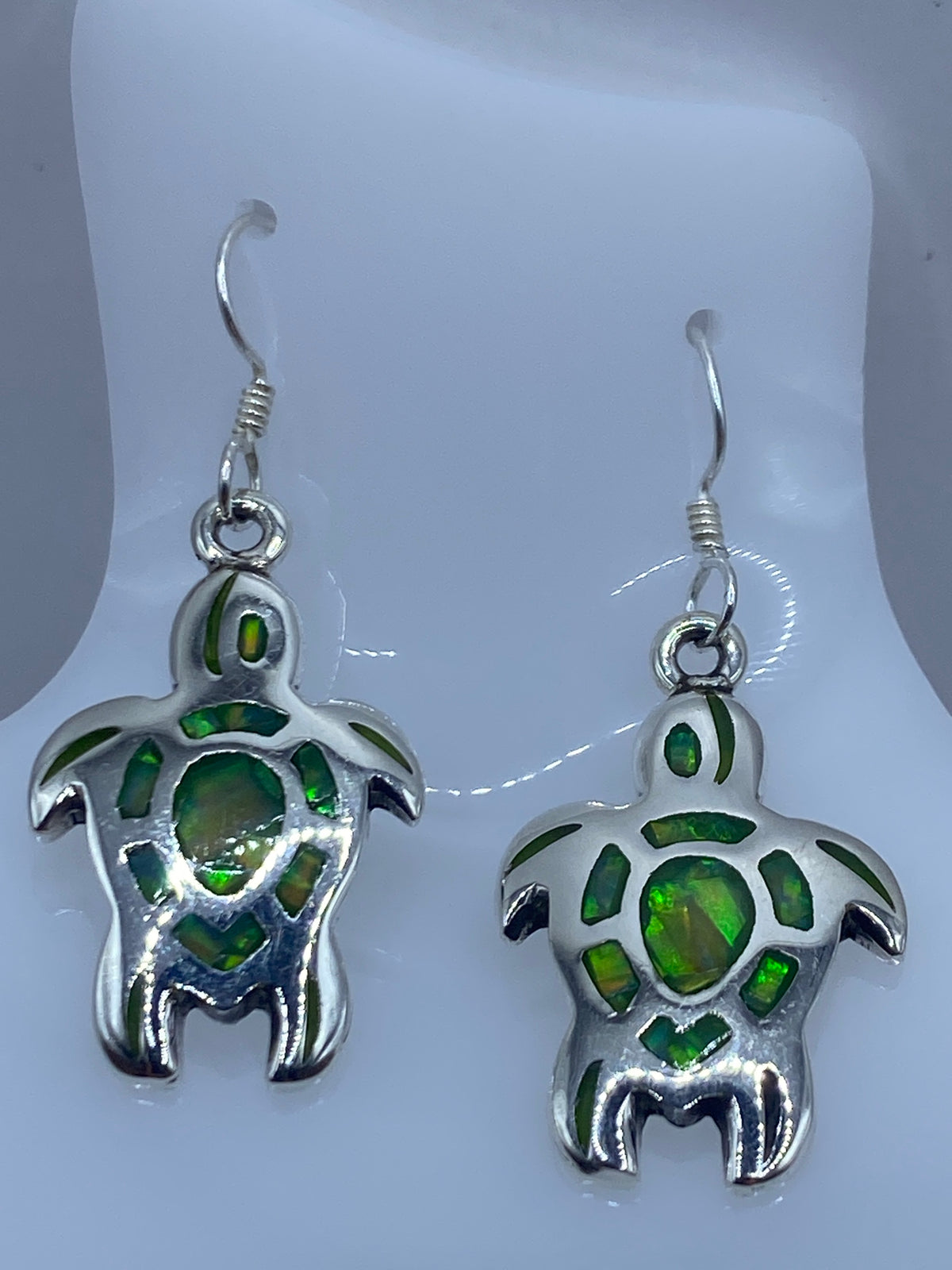 Aretes de plata 950 con opalo de fuego verde limon, engastados a mano, diseño tortuga