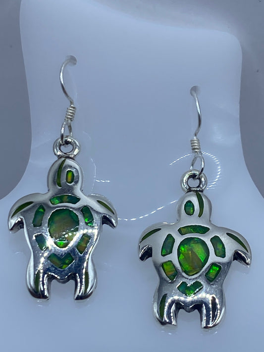 Aretes de plata 950 con opalo de fuego verde limon, engastados a mano, diseño tortuga