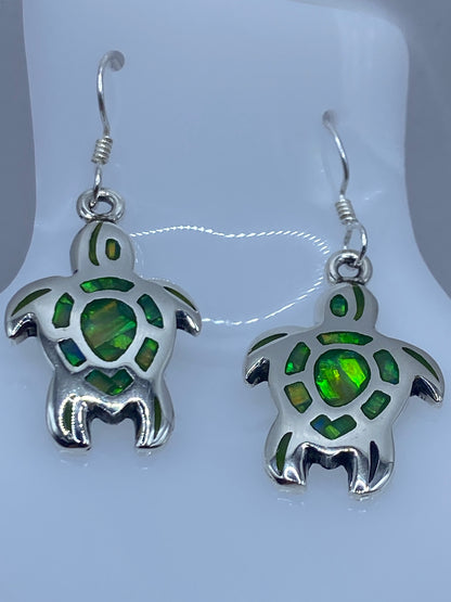 Detalle del opalo de fuego verde brillante engastado en plata 950