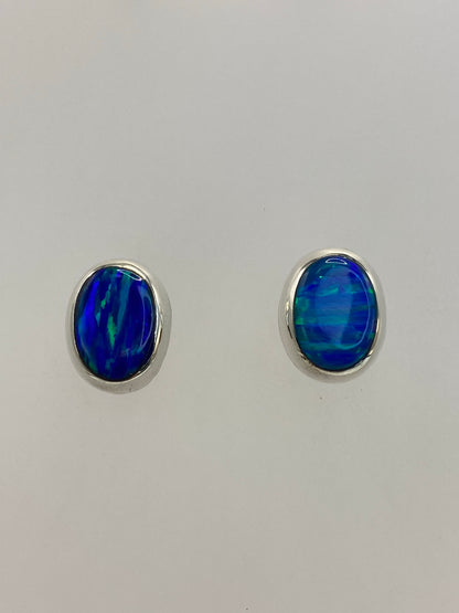 Detalle del ópalo de fuego azul en arete de plata 925 mostrando el brillo iridiscente