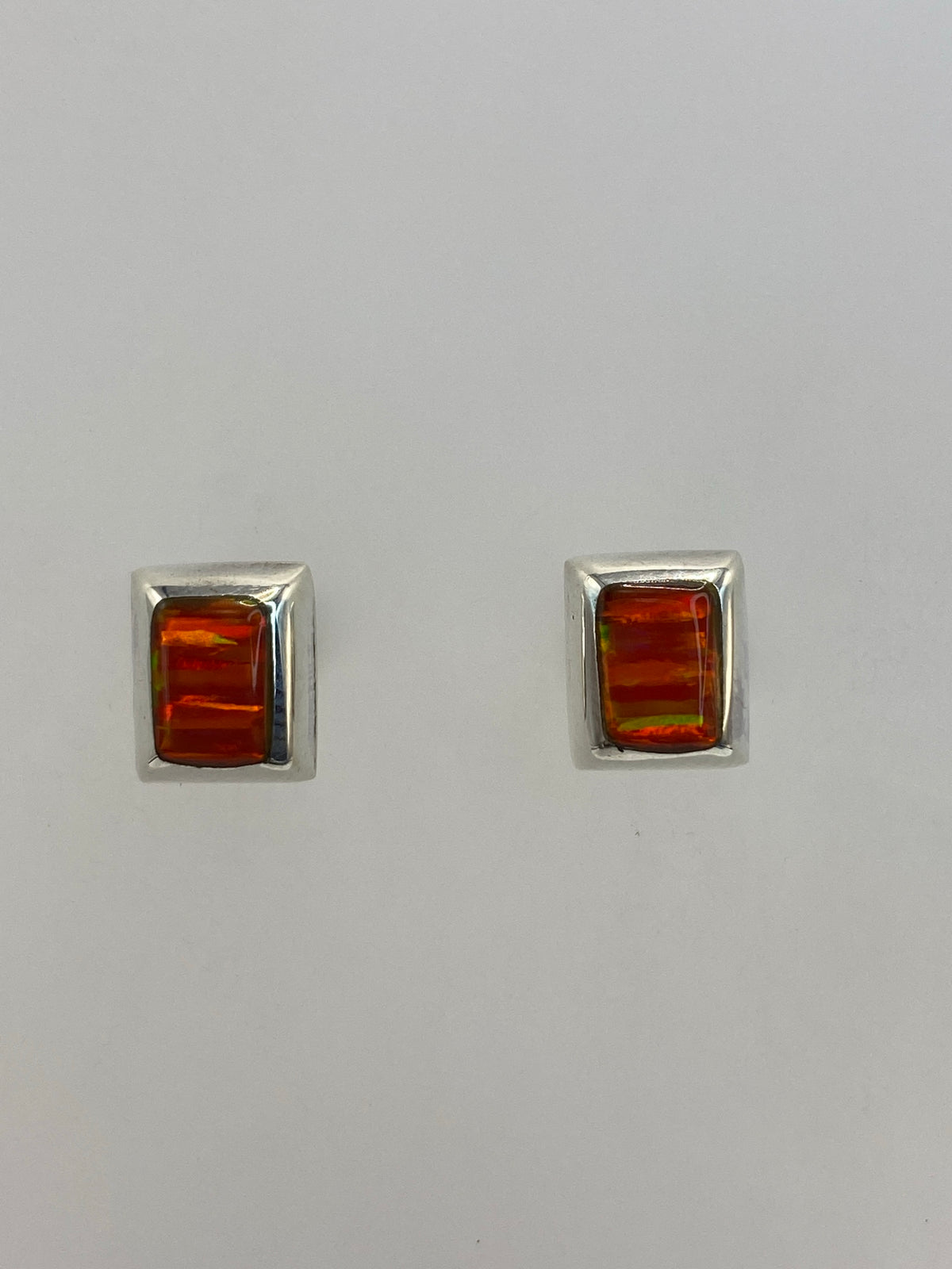 Par de aretes de plata con ópalo de fuego naranja en cuadrícula de medidas