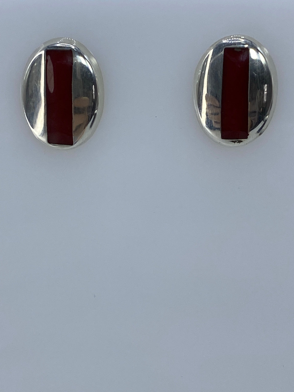 Par de aretes de plata 925 pequenos con piedra engastada, vista frontal