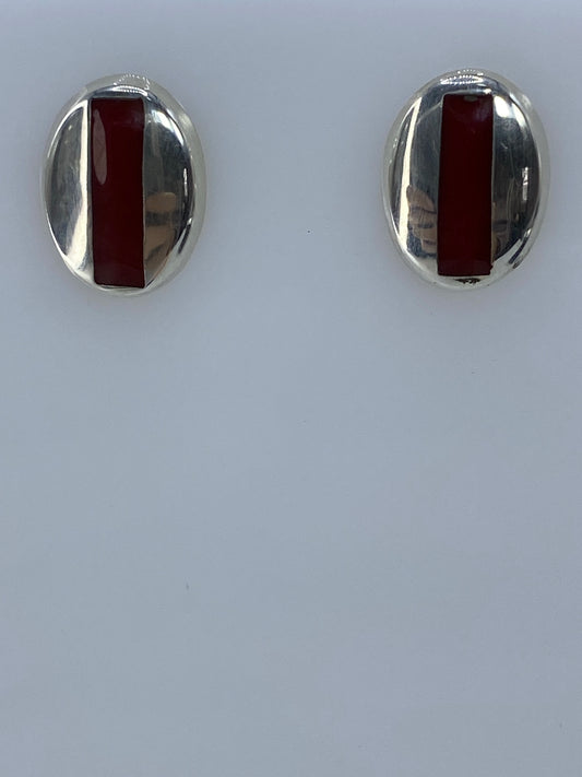 Par de aretes de plata 925 pequenos con piedra engastada, vista frontal