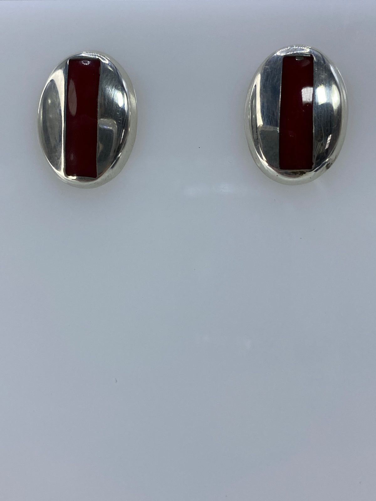 Aretes de plata delicados de 1.2 cm, detalle lateral del engaste