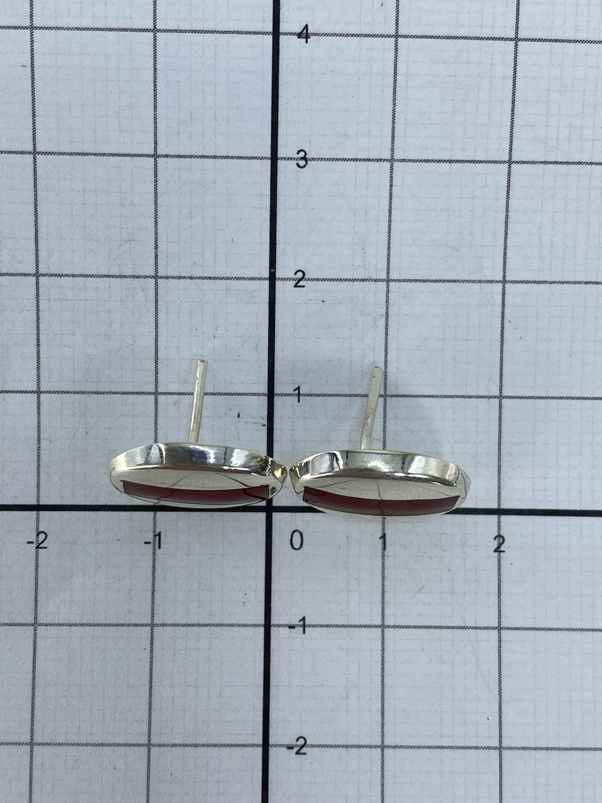 Aretes en la mano, escala real, brillo de la plata 925 de Taxco