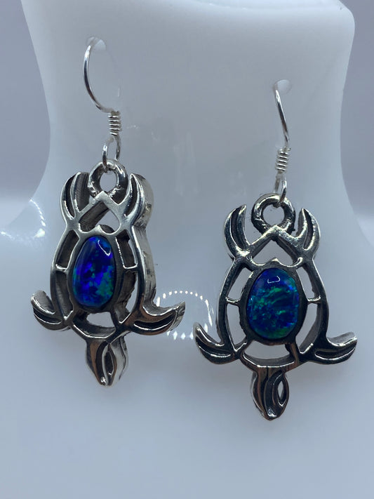 Par de aretes de plata 950 con ópalo de fuego azul, diseño Art Déco calado, largos 4.5 cm