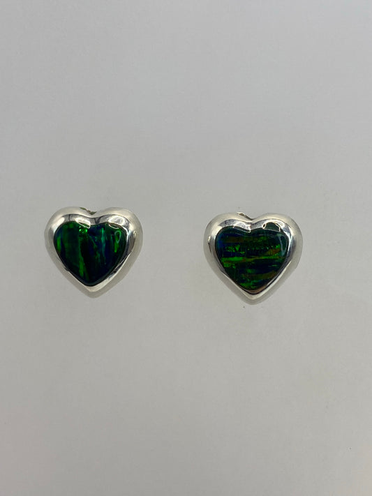 Par de aretes de plata 925 con opalo de fuego verde engastado a mano, sobre fondo blanco