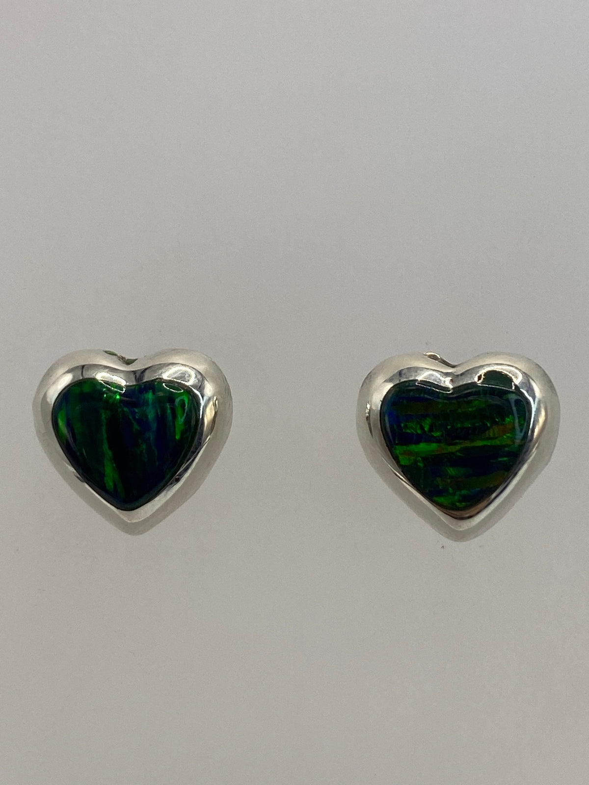 Detalle del engaste a mano del opalo verde en plata 925