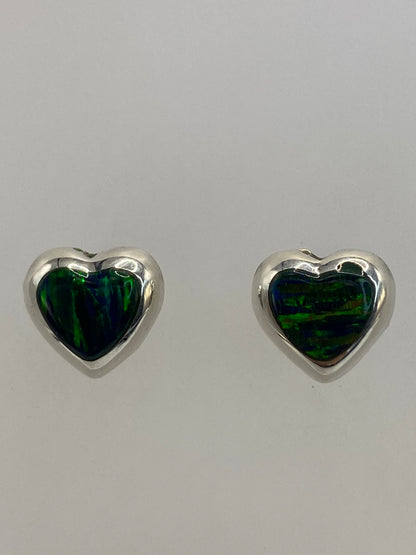 Detalle del engaste a mano del opalo verde en plata 925