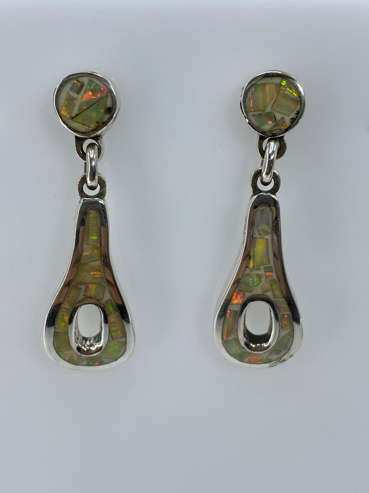 Par de aretes de plata con Ópalo de Fuego multicolor, vistas frontales