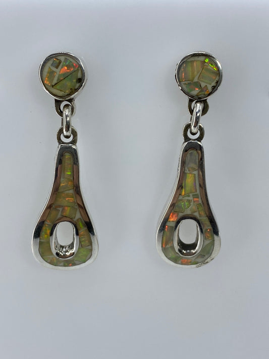 Par de aretes de plata con Ópalo de Fuego multicolor, vistas frontales