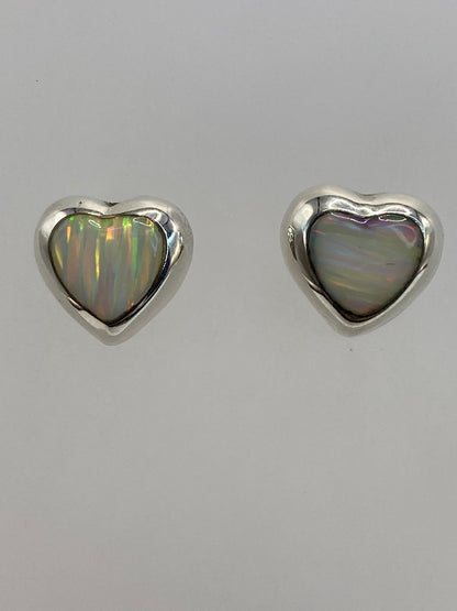 Aretes colocados sobre medidor de centímetros, tamaño 1.4 cm
