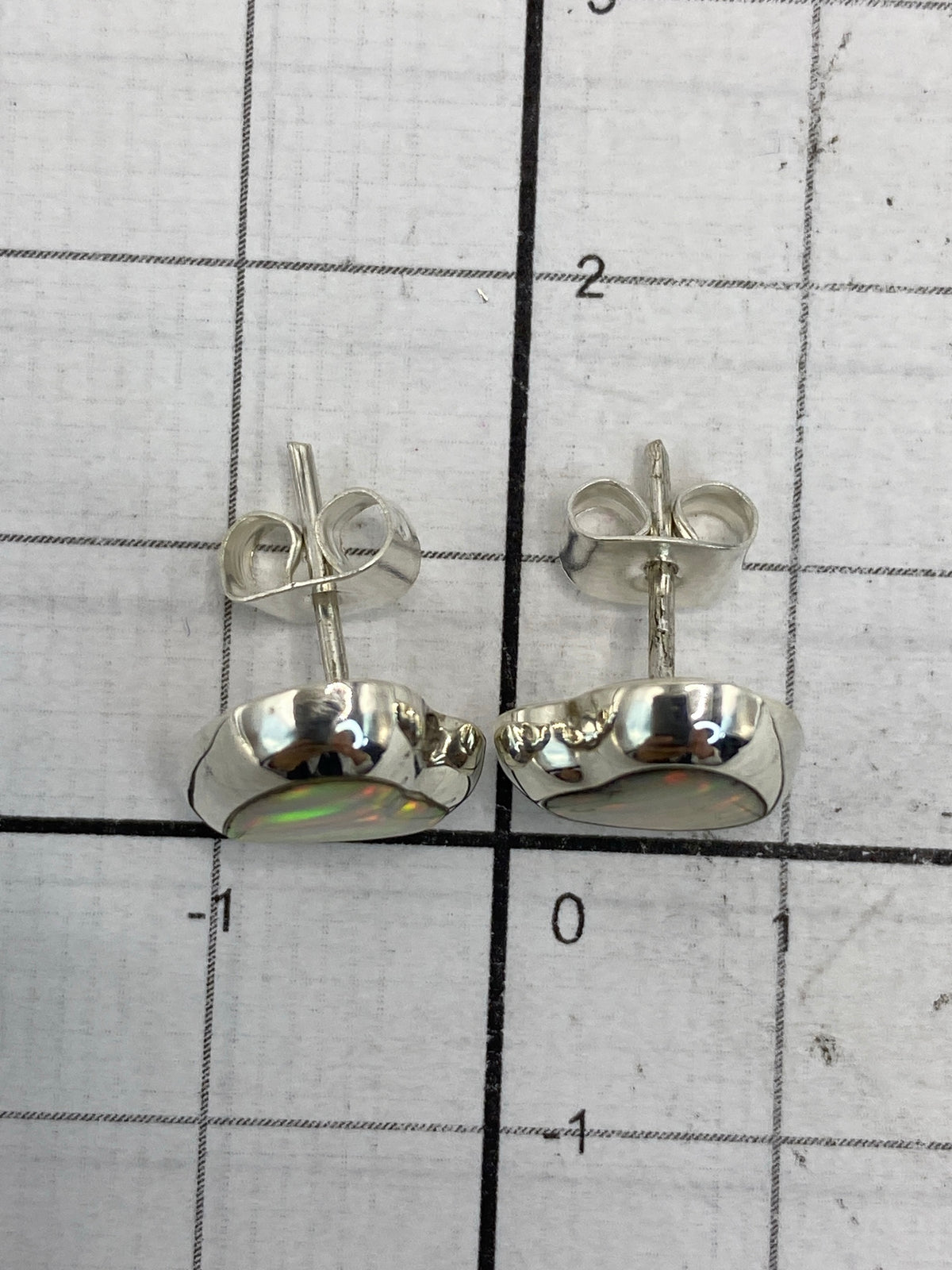 Reverso de los aretes con Quinto 925 grabado, poste de presión visible