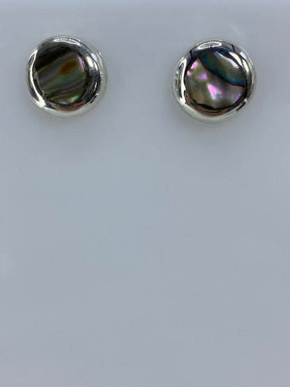 Aretes de plata 925 con piedras multicolor engastadas, vistos desde arriba en fondo claro