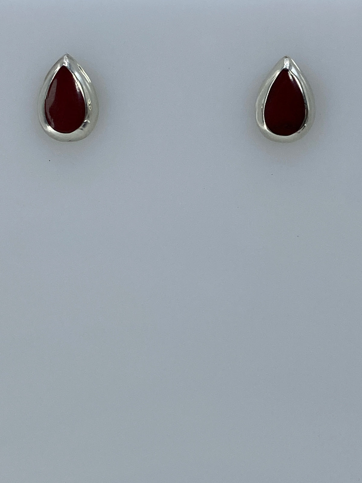 Par de aretes de plata 925 con piedra engastada a mano, 1.1 cm de largo, sobre fondo gris