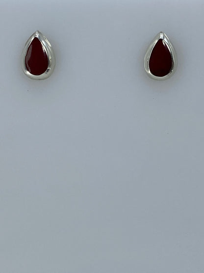 Par de aretes de plata 925 con piedra engastada a mano, 1.1 cm de largo, sobre fondo gris
