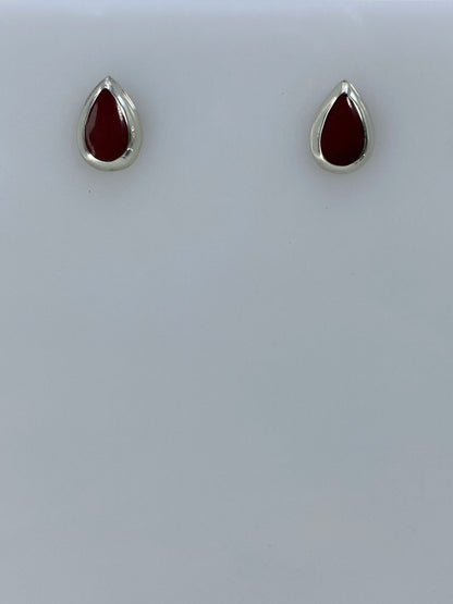 Detalle del engaste de la piedra en plata pura de los aretes de Taxco