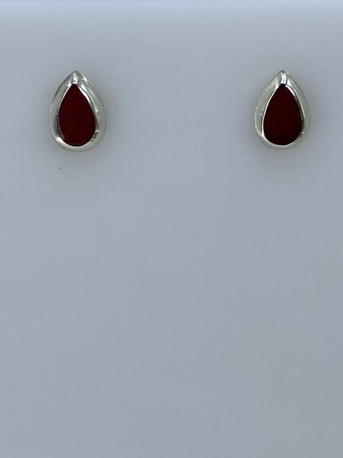 Aretes colocados en la oreja mostrando el tamaño discreto y elegante