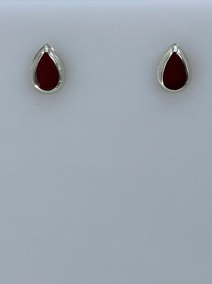 Aretes colocados en la oreja mostrando el tamaño discreto y elegante