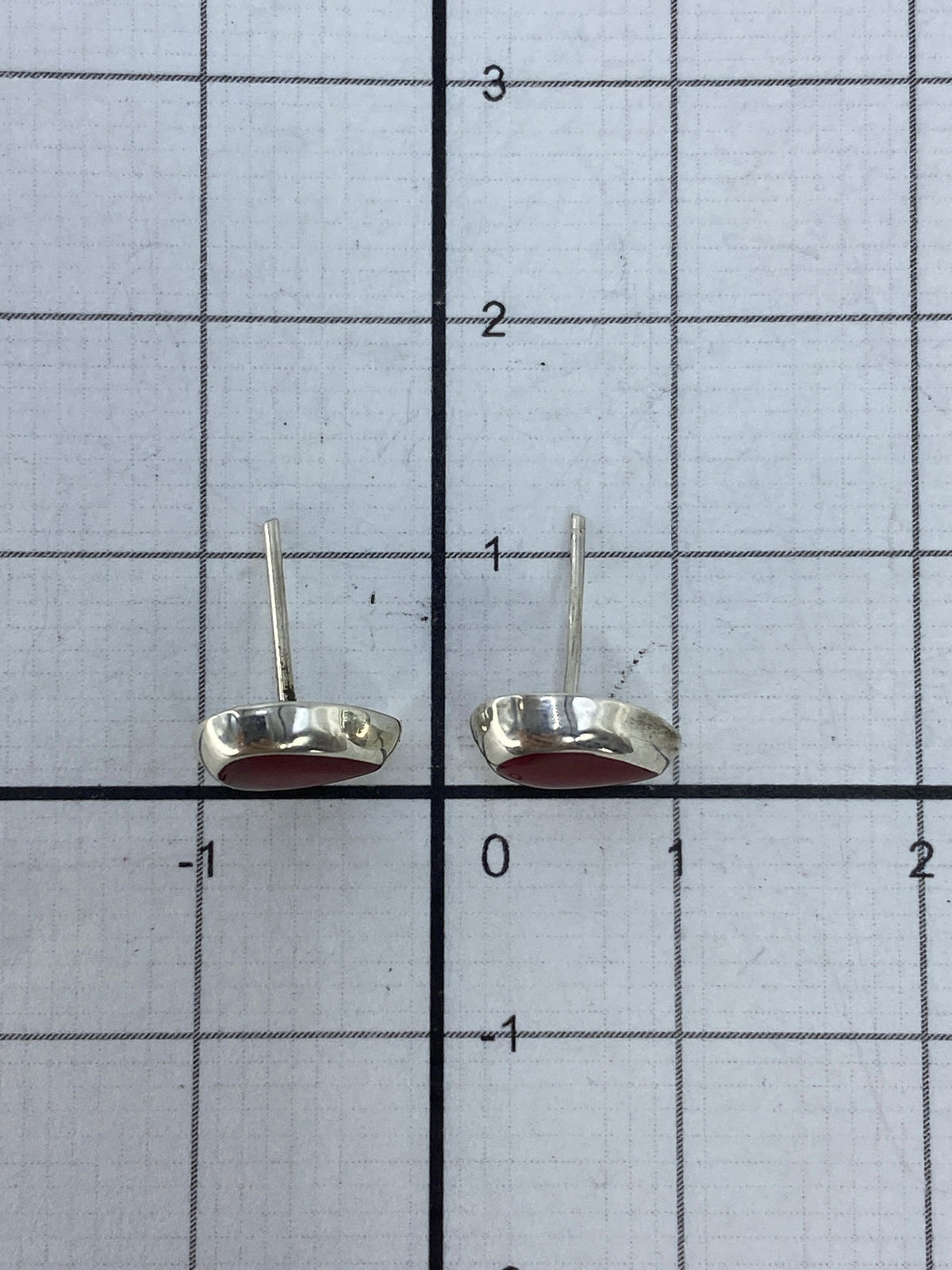 Aretes de plata 925 con Quinto visible en la base del cierre de mariposa