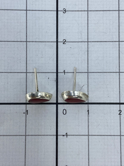 Aretes de plata 925 con Quinto visible en la base del cierre de mariposa