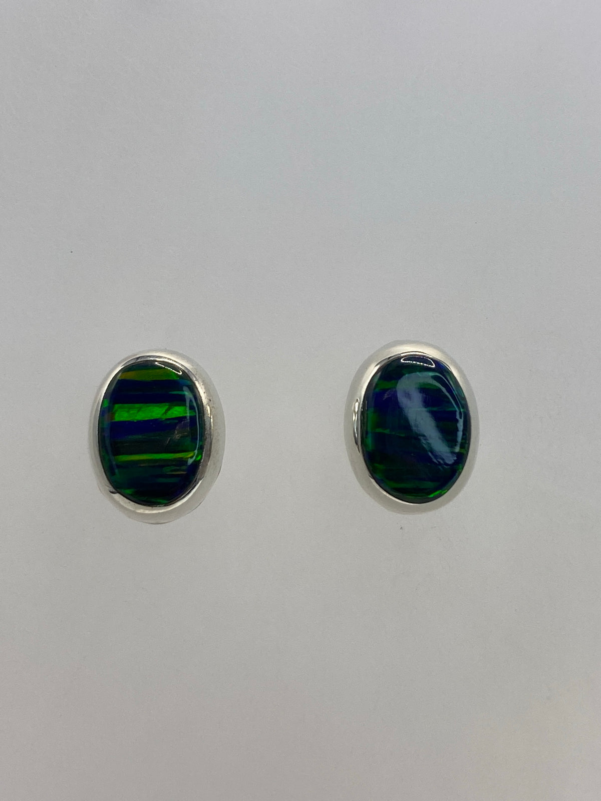 Par de aretes de plata 925 con ópalo de fuego verde engastado a mano, vista frontal