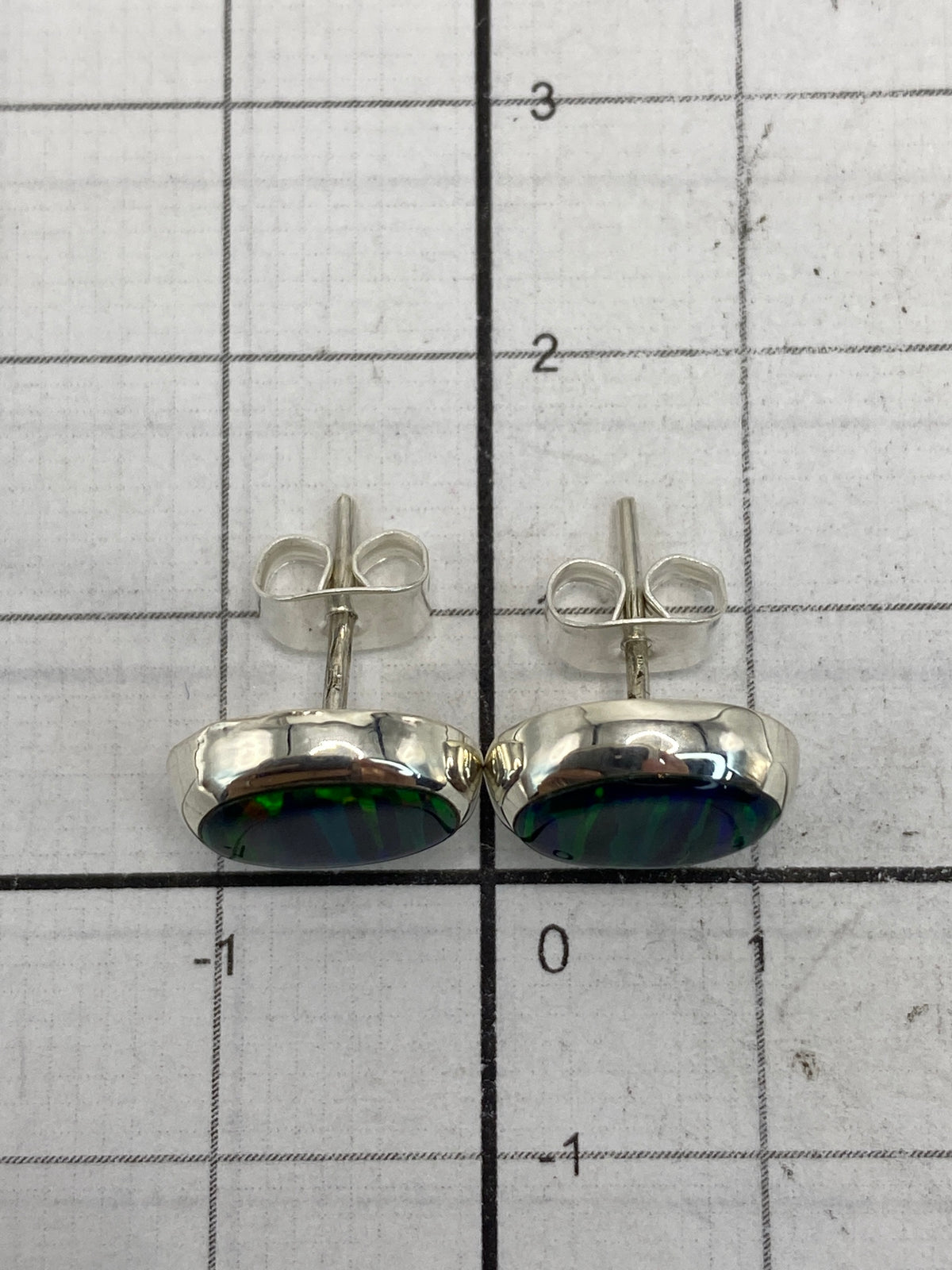 Reverso de los aretes mostrando el Quinto 925 y el cierre de mariposa