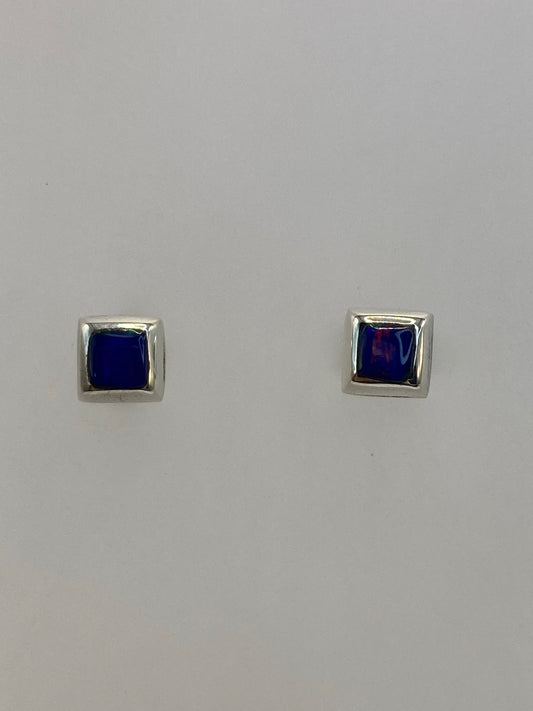 Par de aretes de plata 950 con ópalo de fuego azul, broche de tuerca, sobre fondo blanco
