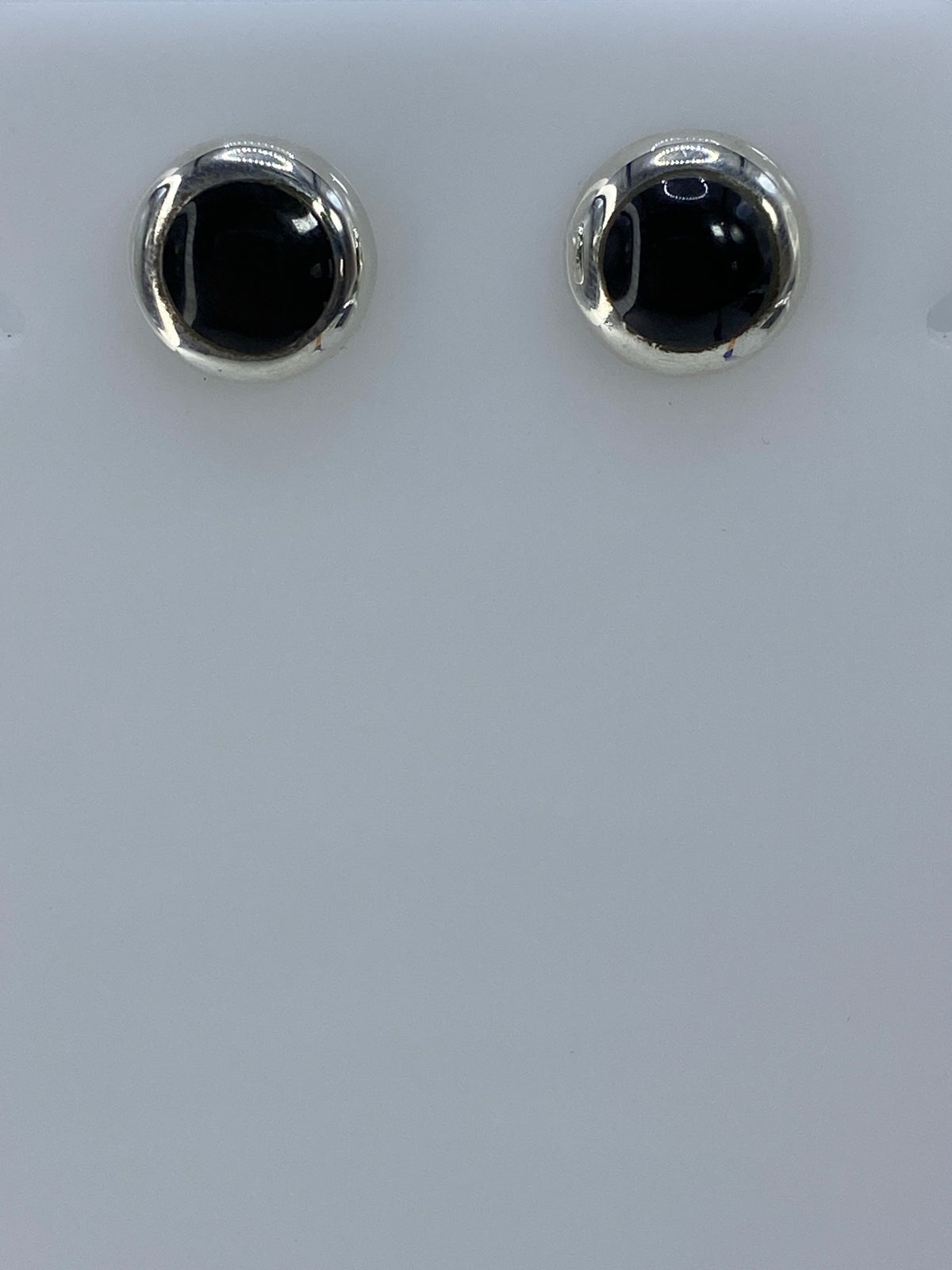 Par de aretes de plata 925 con piedra negra, vista frontal