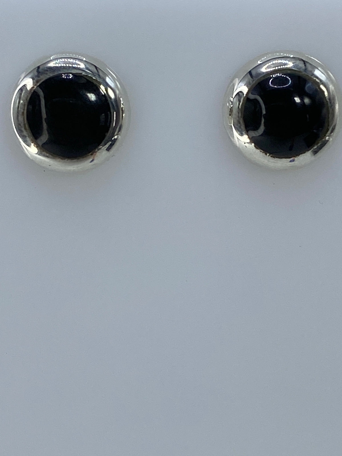 Aretes en la mano mostrando tamaño y ligereza