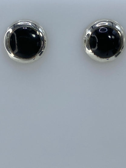 Aretes en la mano mostrando tamaño y ligereza