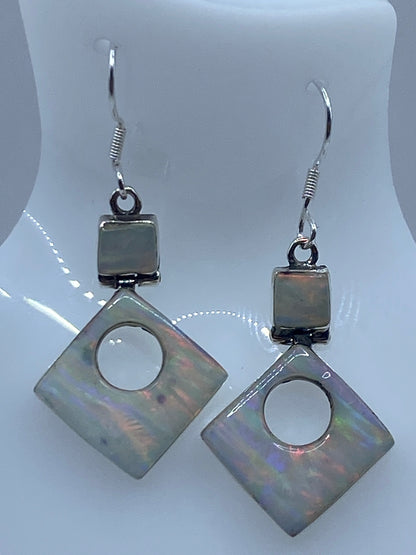 Aretes de plata 950 con Ópalo de Fuego en diseño geométrico cuadrado, par completo colgando