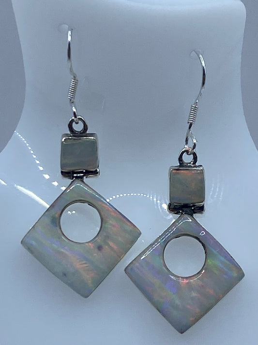 Aretes de plata 950 con Ópalo de Fuego en diseño geométrico cuadrado, par completo colgando