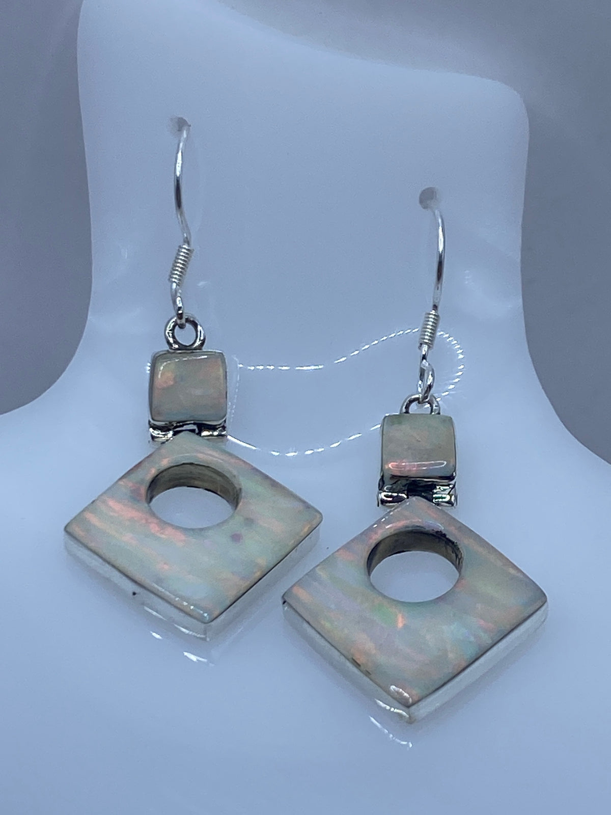 Detalle del engaste de Ópalo de Fuego multicolor en marco de plata pulida