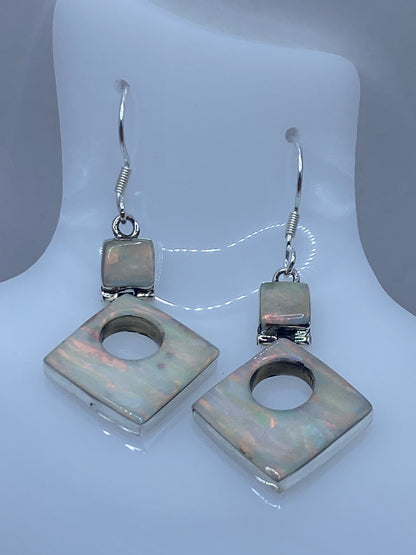 Detalle del engaste de Ópalo de Fuego multicolor en marco de plata pulida