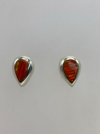 Aretes de plata 925 con ópalo de fuego naranja, vista frontal del par