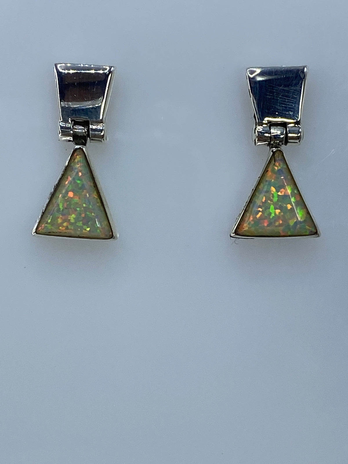 Par de aretes de plata 950 con ópalo de fuego multicolor engastado en triángulo